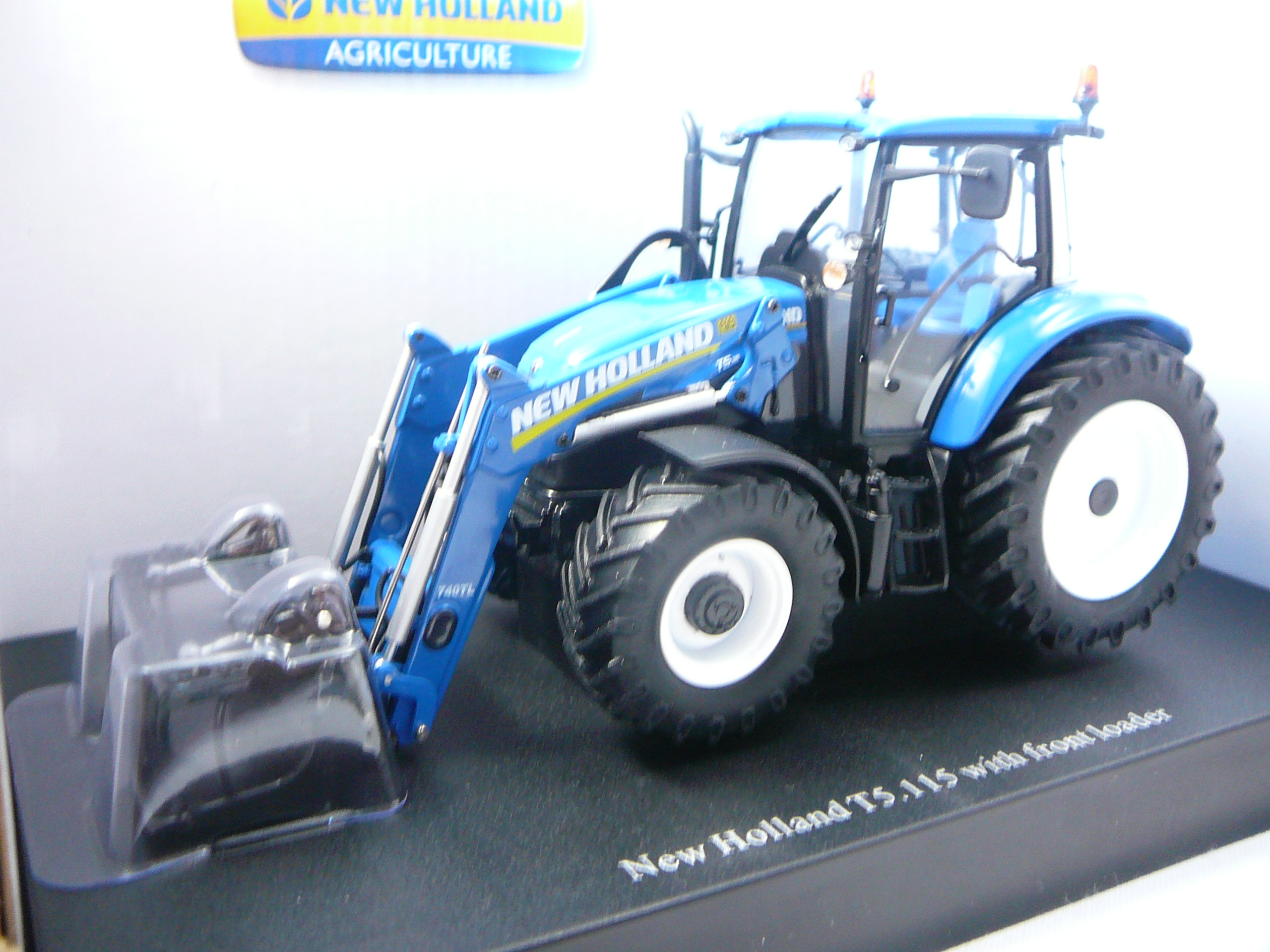New Holland T5 .115 avec Chargeur Frontal Miniature 1/32 Universal Hobbies