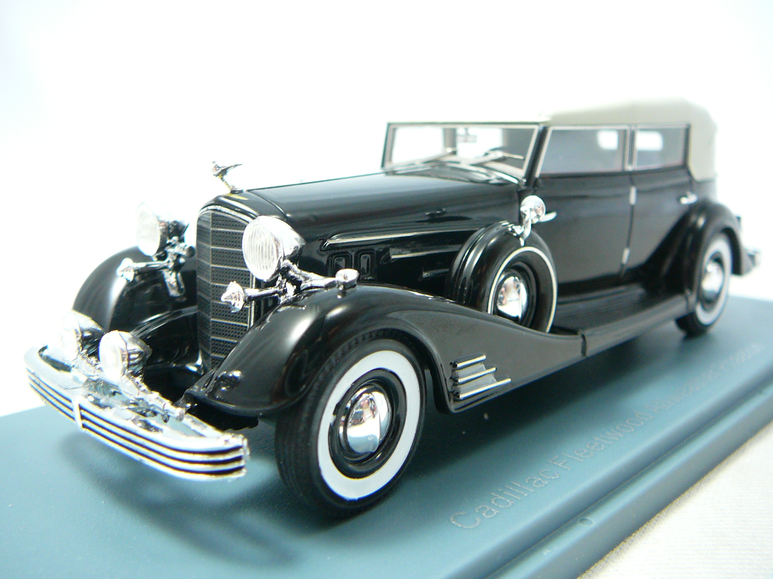 Cadillac Fleetwood Allweather Phaeton Miniature 1/43 Neo