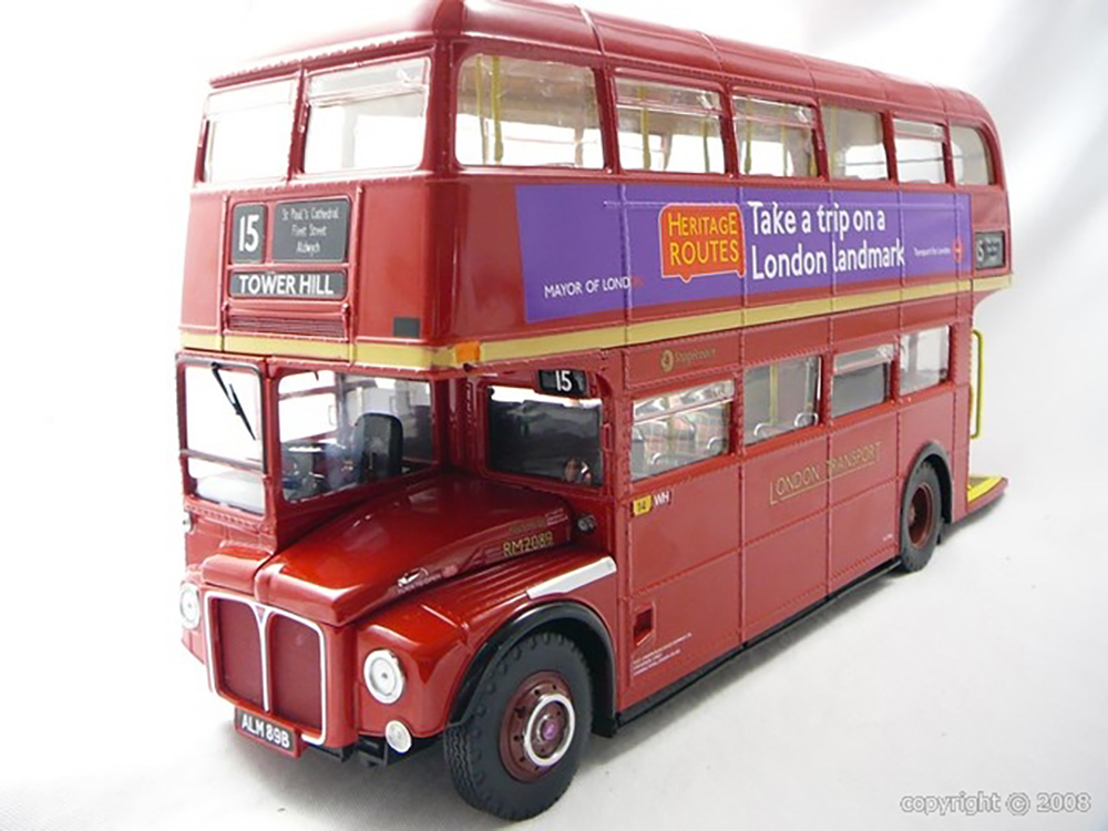 Miniature bus anglais