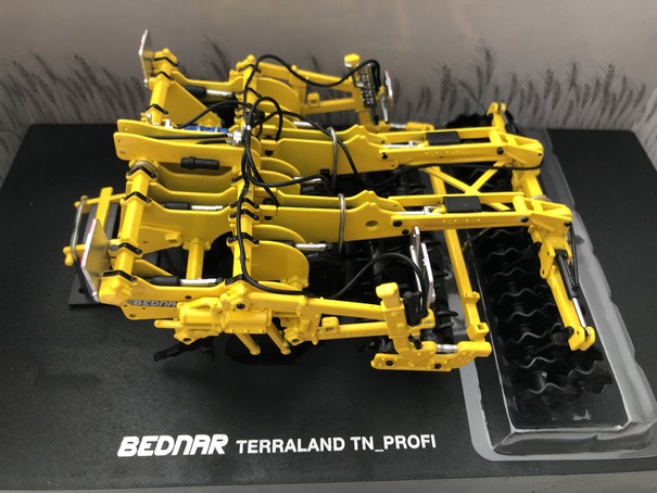 Bednar Terraland TN Profi Décompacteur Miniature 1/32 Universal Hobbies