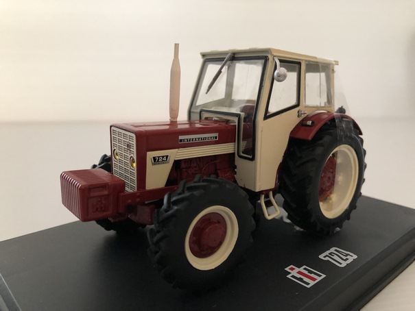 IH 724 Tracteur Agricole 4 Roues Motrices Miniature 1/32 Replicagri
