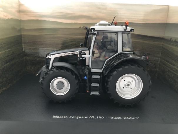 Massey Ferguson 6S 180 Black Beauty Tracteur Agricole Miniature 1/32 Universal Hobbies