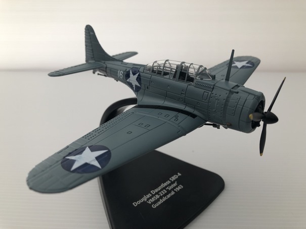 Douglas Dauntless SBD 4 Bombardier en Piqué Embarqué Guadalcanal 1943 Miniature 1/72 Oxford