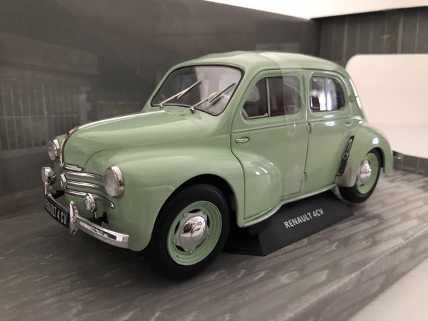 Renault 4CV 1956 Miniature 1/18 Solido