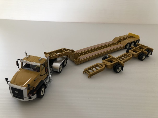Caterpillar CAT 660 Day Cab Tractor XL 120 Low Profile HDG Trailer Miniature 1/50 Diecast Masters