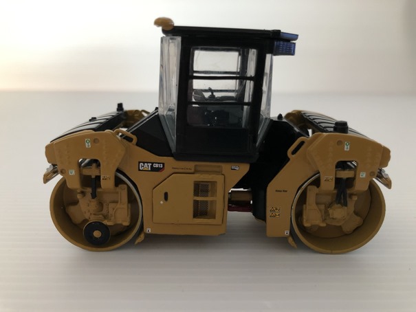 Caterpillar CB 13 Tandem Vibratory Roller Cab Miniature 1/50 Diecast Masters