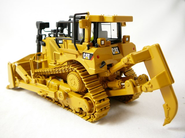 Caterpillar CAT D8T Track Type Tractor Miniature 1/50 Diecast Masters