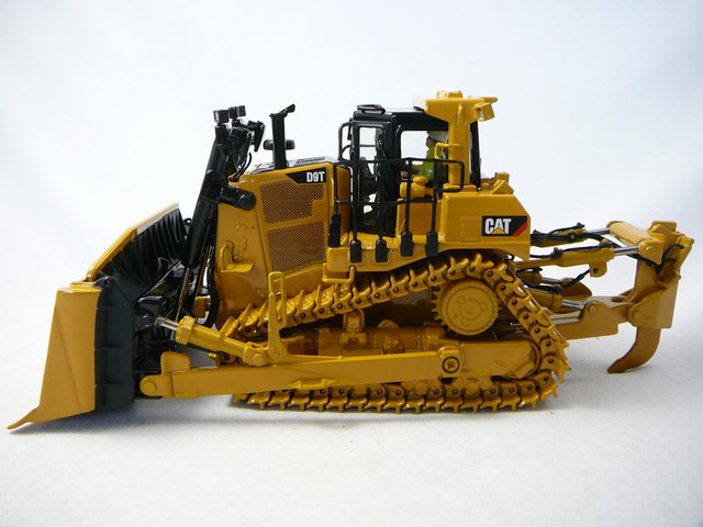 Caterpillar CAT D9T Track Type Tractor Miniature 1/50 Diecast Masters