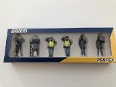 Set 6 Figurines Gendarmes et Manifestants Miniature 1/43 Perfex